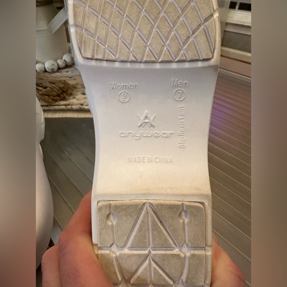 EUC Anywhere Guardian Angel Slip Resistant Clogs! - Picture 3 of 6